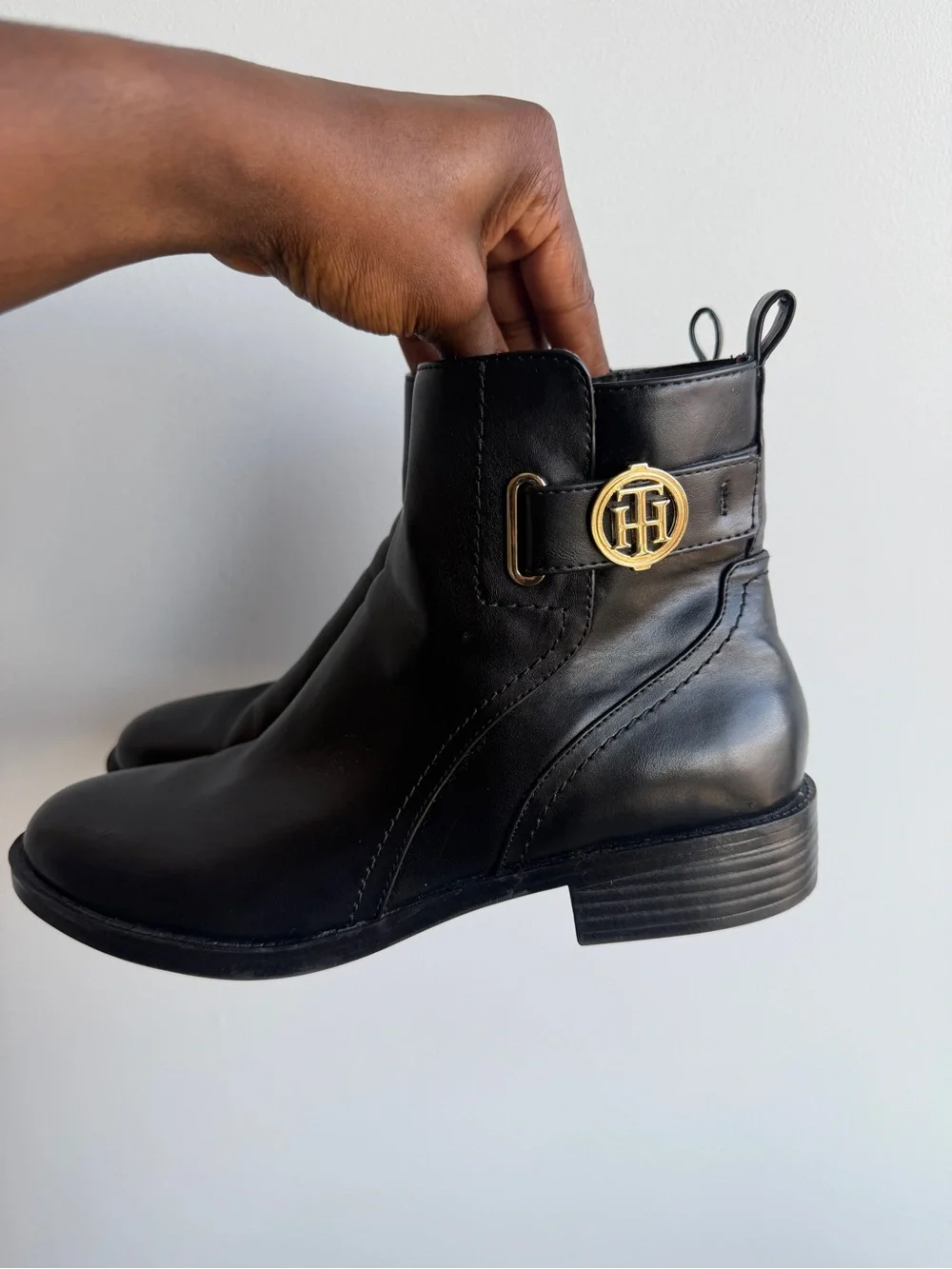 TOMMY HILFIGER  Comfort Rezin Round Toe Block Heel